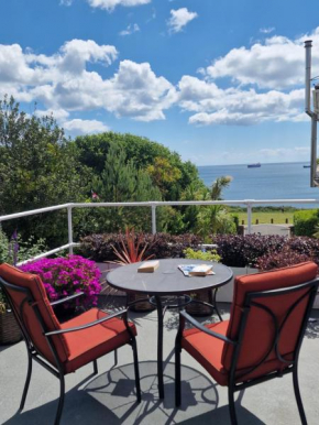 Blue Hills Luxury Apartment, Bay Front with Parking
